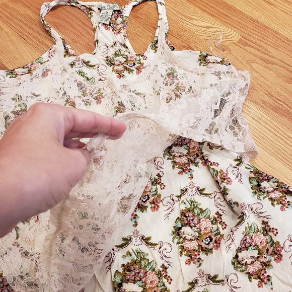 🍓 3/$20 Love Change Floral Racerback Tank Top - Picture 4 of 8